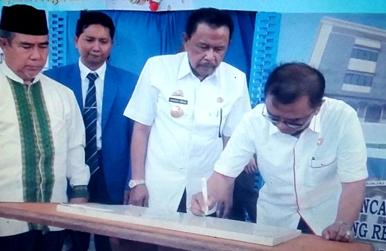 Penandatanganan prasasti peresmian gedung baru IAIM Sinjai